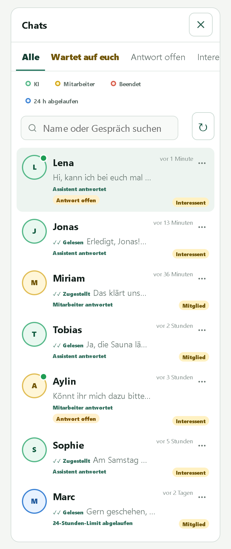 Team-Postfach von LeadGymAI: eine Liste mit sieben Chats. Bei jedem steht, ob der Assistent oder ein Mitarbeiter antwortet und ob eine Antwort offen ist.